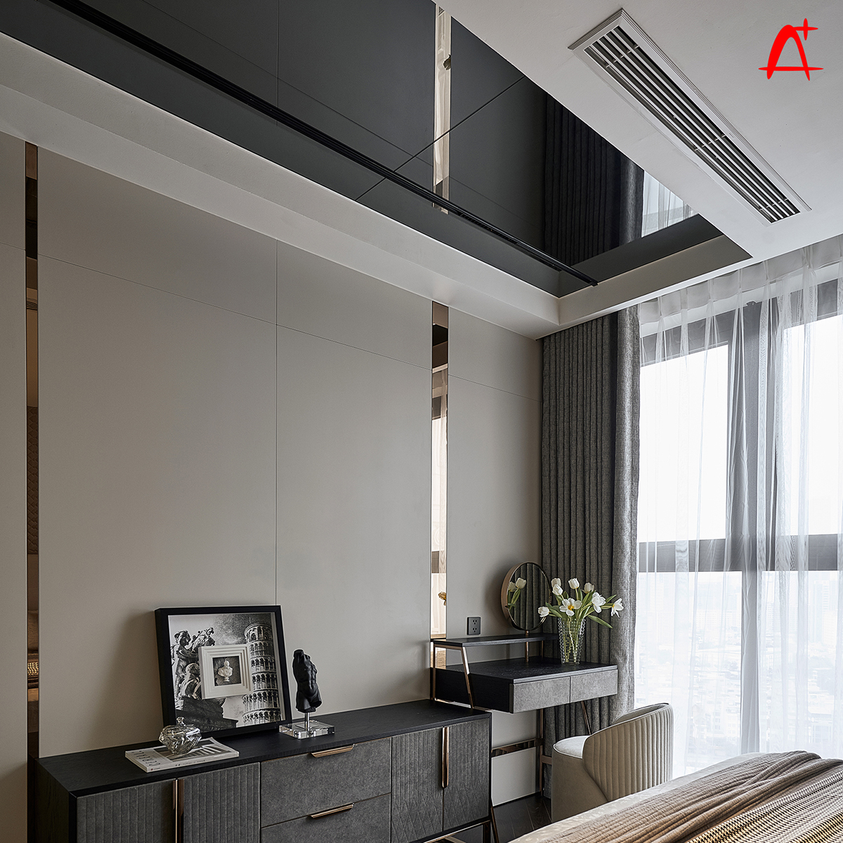 Trần ốp k&iacute;nh tăng cảm gi&aacute;c chiều cao v&agrave; độ tho&aacute;ng